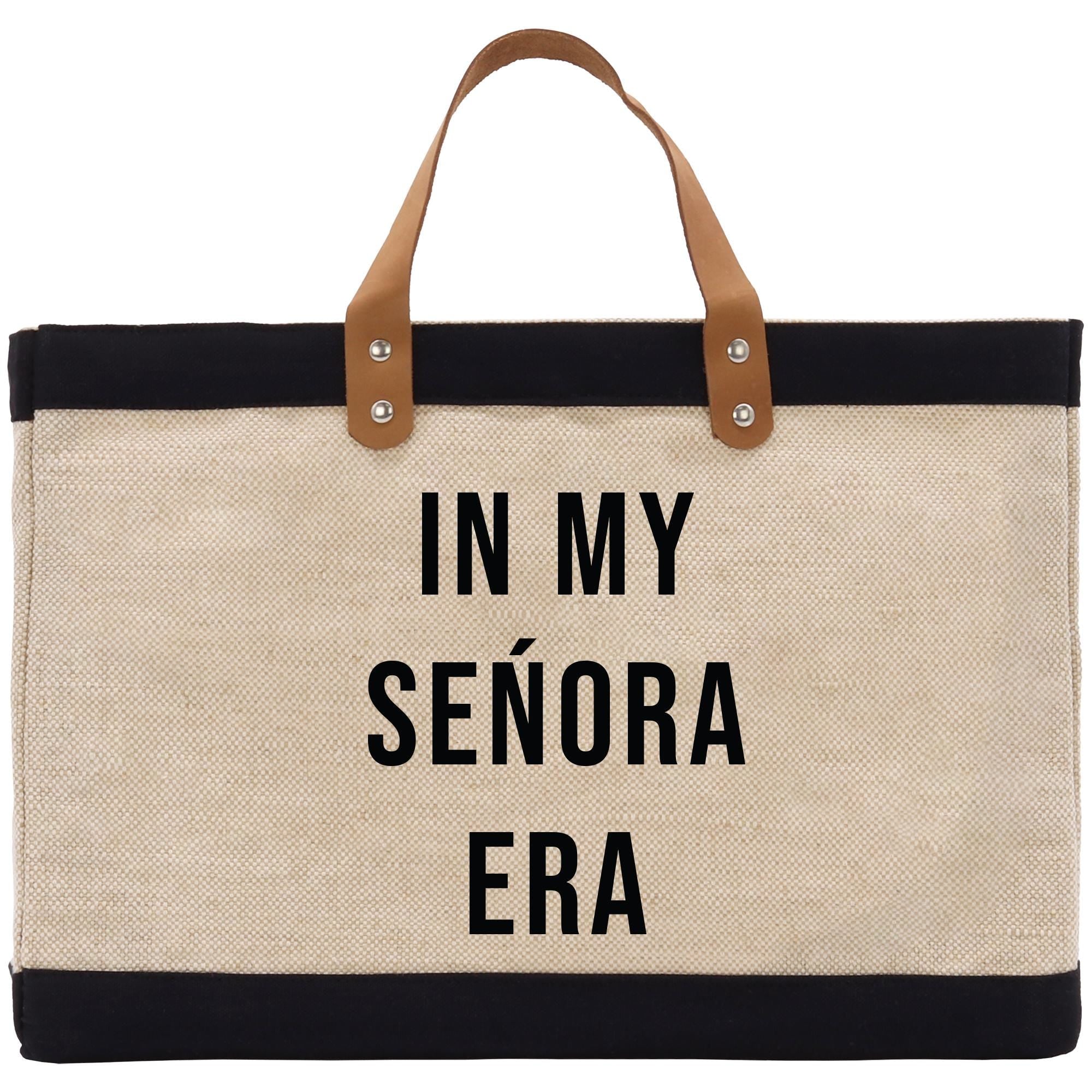 a black and white bag with the words in my senora era on it